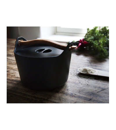 Casseruola Sarpaneva in ghisa con interno smaltato di iittala.