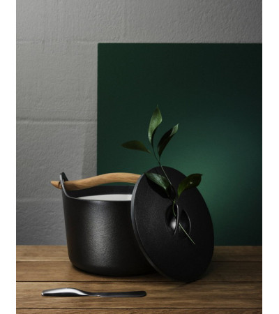 Casseruola Sarpaneva in ghisa con interno smaltato di iittala.